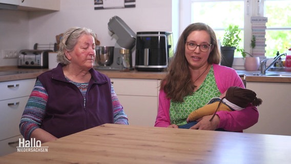 Hanne und ihre Tochter Susanne mit dem derzeit jüngsten Pflegekind. © Screenshot 