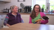 Hanne und ihre Tochter Susanne mit dem derzeit jüngsten Pflegekind. © Screenshot 