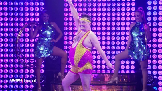 Der Hula-Hoop-Artist Craig Reid im Hansa Theater. © Screenshot 