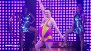 Der Hula-Hoop-Artist Craig Reid im Hansa Theater. © Screenshot 