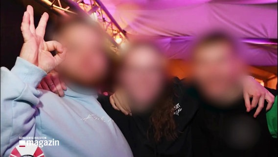 Drei Personen mit geblurrten Gesichtern, einer von ihnen macht ein Nazi-Symbol mit der Hand. © Screenshot 