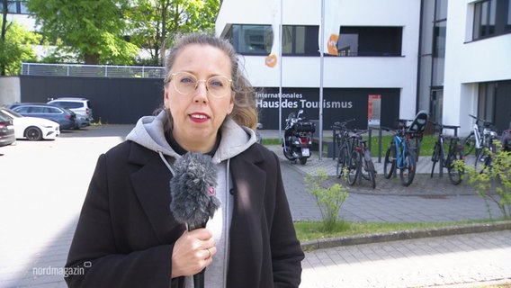 Reporterin Juliane Mau vor dem Internationalen Haus des Tourismus in Rostock. © Screenshot 