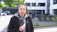 Reporterin Juliane Mau vor dem Internationalen Haus des Tourismus in Rostock. © Screenshot 