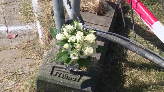 Ein Blumenstrauß an einem Tatort. © Screenshot 