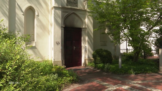 Brandspuren am Eingang der Oldenburger Synagoge. © Screenshot 