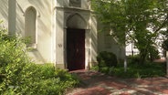 Brandspuren am Eingang der Oldenburger Synagoge. © Screenshot 