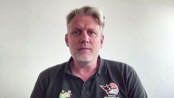 Der sportliche Leiter der Rostock Seawolves, Jens Hakanowitz, bei einer Videokonferenz. © Screenshot 