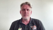 Der sportliche Leiter der Rostock Seawolves, Jens Hakanowitz, bei einer Videokonferenz. © Screenshot 