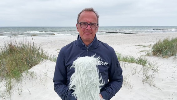Stefan Kreibohm am Strand © Screenshot 