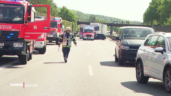 Feuerwehrwagen, Autos und Rettungskräfte stehen auf der Fahrbahn der A25. © Screenshot 
