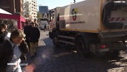 Das Auto der Stadtreinigung auf dem Fischmarkt. © Screenshot 