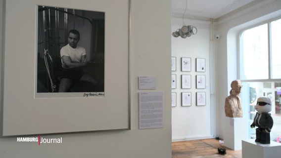 Eine Fotografie des jungen Karl Lagerfelds in einer Ausstellung. © Screenshot 