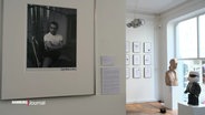 Eine Fotografie des jungen Karl Lagerfelds in einer Ausstellung. © Screenshot 