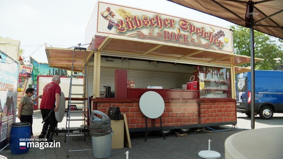 Eine Essensbude auf dem Jahrmarkt. © Screenshot 