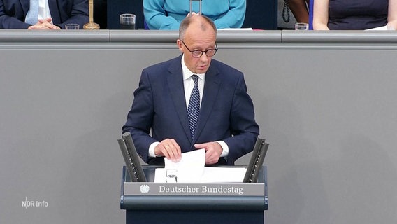 Der Bundeskanzler Friedrich Merz an einem Rednerpult. © Screenshot 
