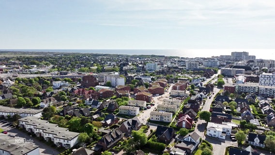 Ein Wohngebiet auf Westerland aus der Luft betrachtet. © Screenshot 