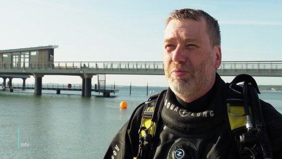 Der Hobbytaucher Stefan Reimer spricht in die Kamera. © Screenshot 