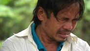 Der Vietnames Do Tran Nhat Linh weint.  