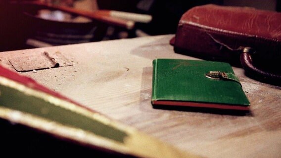 Ein Poesiealbum auf einem Tisch. © Screenshot 
