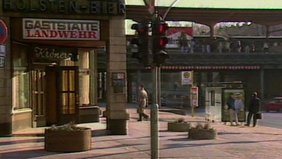 Eingang der Gaststätte "Landwehr" in Hamburg, in deren Nähe Ende 1985 ein Türke von Skinheads erschlagen wurde.  