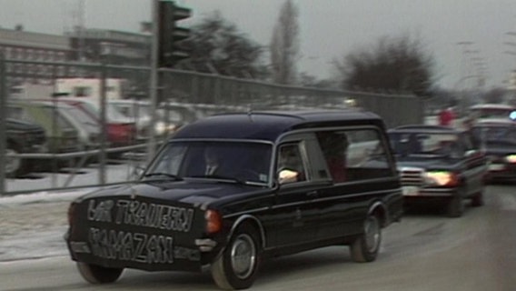 Ein Leichenwagen mit dem Leichnam des Ende 1985 von Neonazis erschlagenen Ramazan Avci fährt zum Flughafen Hamburg.  