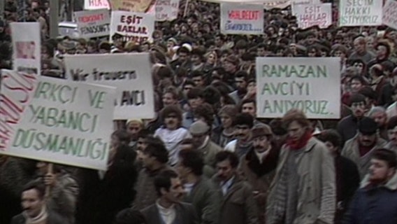 Demonstration in Hamburg, nachdem Ende 1985 der Türke Ramazan Avci von Neonazis erschlagen wurde.  