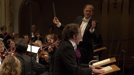 Screenshot: Thomas Hengelbrock, Christian Gerhaher und Musiker des NDR Sinfonieorchesters bei einem Konzert im November 2015.  