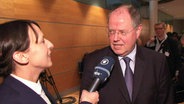NDR-Reporterin Caro Korneli im Interview mit SPD-Kanzlerkandidat Peer Steinbrück.  