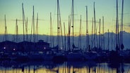 Ein Yachthafen im Sonnenuntergang  