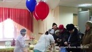 In einem russischen Krankenhaus fliegen zur Wahl Luftballons.  