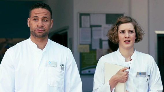 Mike Adler und Juliane Fisch in "Die jungen Ärzte". © NDR 