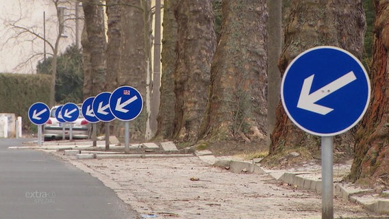 Diverse und immer gleiche Warnschilder sind nur wenige Meter auseinander an der gesamten Straße aufgestellt.  