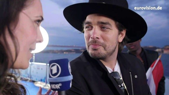 Alina Stiegler im Interview mit Waylon. © NDR 