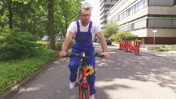 Ein Radfahrer.  