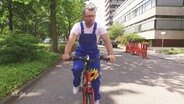 Ein Radfahrer.  