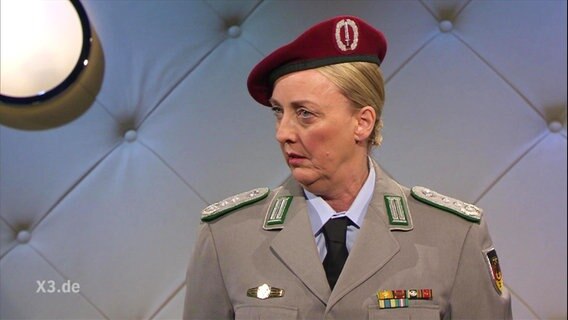 Eine Frau in einer Oberst Uniform verzieht das Gesicht  