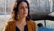 Sanam Afrashteh als Dr. Leyla Sherbaz hat eine Wunde an der Stirn.  