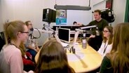Schüler im Studio von NDR 1 Radio MV.  