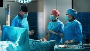 Mitarbeiter des Klinikums machen eine OP in einer Szene der Serie "In aller Freundschaft - Die jungen Ärzte".  