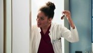 Jane Chirwa alias Vivienne Kling hält in einer Szene von "Die jungen Ärzte" einen Schlüssel in der Hand. © NDR Screenshot 