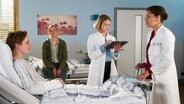 Gunda Ebert und Jane Chirwa führen ein Patientengespräch in einer Szene von "In aller Freundschaft - Die jungen Ärzte".  