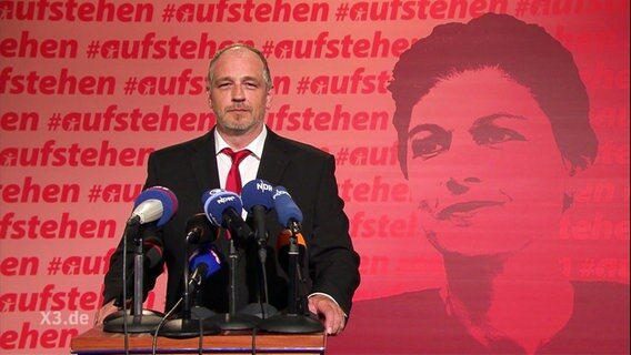Torsten Sträter als Sahra Wagenknechts Pressesprecher.  