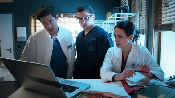 Ben Ahlbeck (Philipp Danne), Elias Bähr (Stefan Ruppe)  und Leyla Sherbaz (Sanam Afrashteh) sitzen vor dem Laptop.  