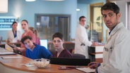 Die Ärzte und Krankenpfleger schauen verdutzt. © Screenshot NDR 