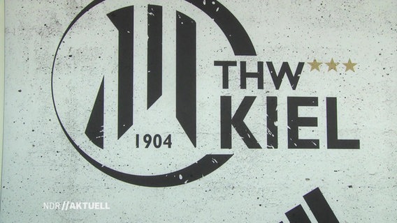 Logo vom Handballverein THW Kiel an einer Betonwand.  