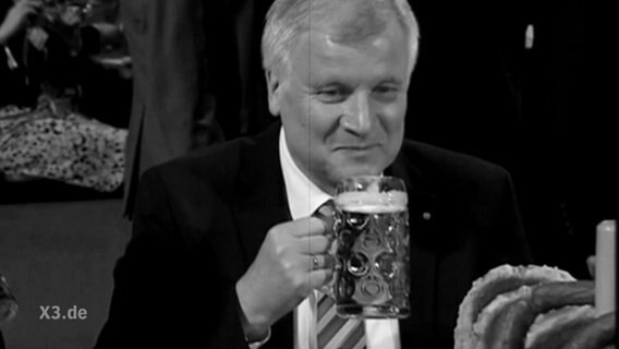 Horst Seehofer mit einem Bierkrug in der Hand  