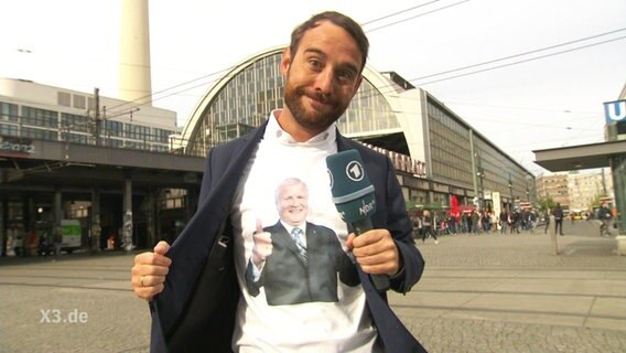 Jakob Leube trägt ein T-Shirt mit der Abbildung von Seehofer.  