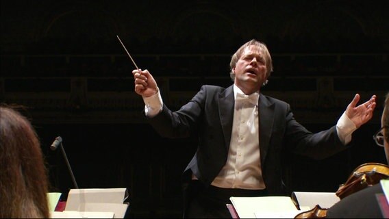 Thomas Hengelbrock dirigiert das NDR Sinfonieorchester.  