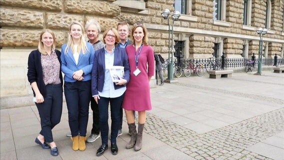 Rathaus-Team vor dem Rathaus.  