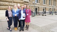 Rathaus-Team vor dem Rathaus.  